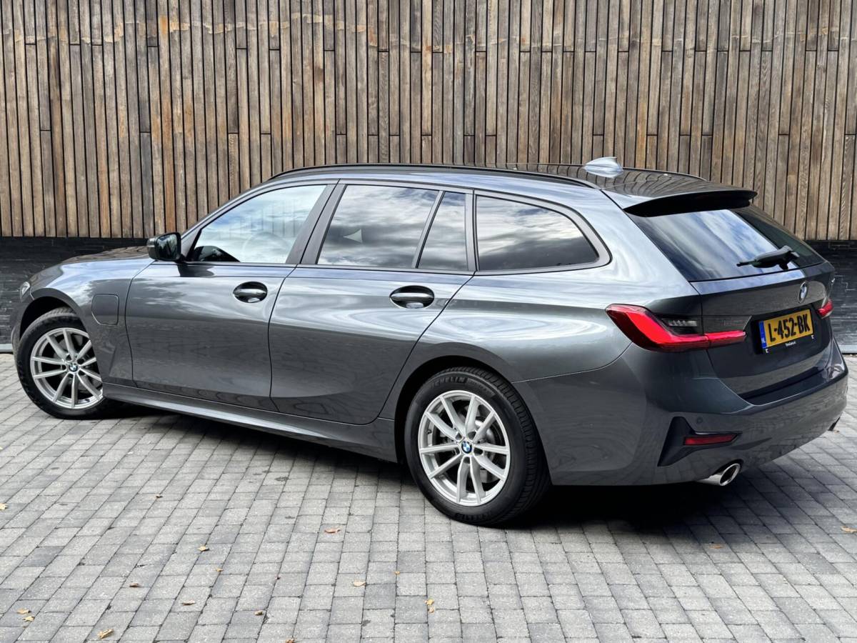 BMW 3 Serie BMW 3-serie Touring 320e High Executive Automaat | Trekhaak elektrisch | Navigatiesysteem | Laser LED | Draadloze telefoonlader | Apple CarPlay | Getint glas | Metallic lak | Sportleer | Parkeersensoren voor en achter