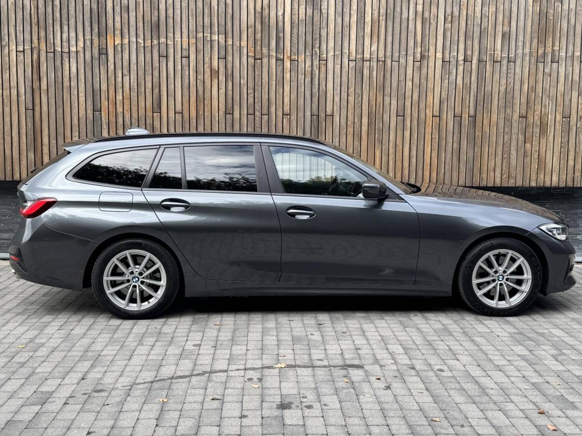 BMW 3 Serie BMW 3-serie Touring 320e High Executive Automaat | Trekhaak elektrisch | Navigatiesysteem | Laser LED | Draadloze telefoonlader | Apple CarPlay | Getint glas | Metallic lak | Sportleer | Parkeersensoren voor en achter