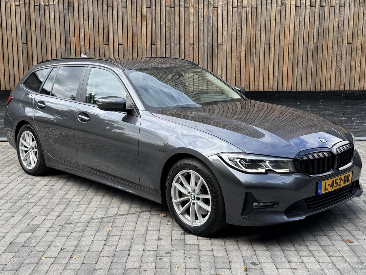 BMW 3 Serie BMW 3-serie Touring 320e High Executive Automaat | Trekhaak elektrisch | Navigatiesysteem | Laser LED | Draadloze telefoonlader | Apple CarPlay | Getint glas | Metallic lak | Sportleer | Parkeersensoren voor en achter