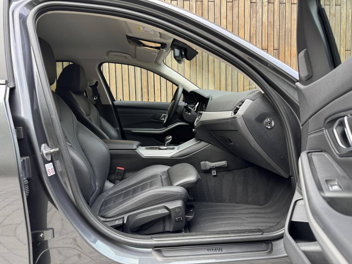 BMW 3 Serie BMW 3-serie Touring 320e High Executive Automaat | Trekhaak elektrisch | Navigatiesysteem | Laser LED | Draadloze telefoonlader | Apple CarPlay | Getint glas | Metallic lak | Sportleer | Parkeersensoren voor en achter