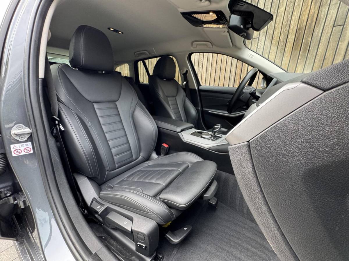 BMW 3 Serie BMW 3-serie Touring 320e High Executive Automaat | Trekhaak elektrisch | Navigatiesysteem | Laser LED | Draadloze telefoonlader | Apple CarPlay | Getint glas | Metallic lak | Sportleer | Parkeersensoren voor en achter