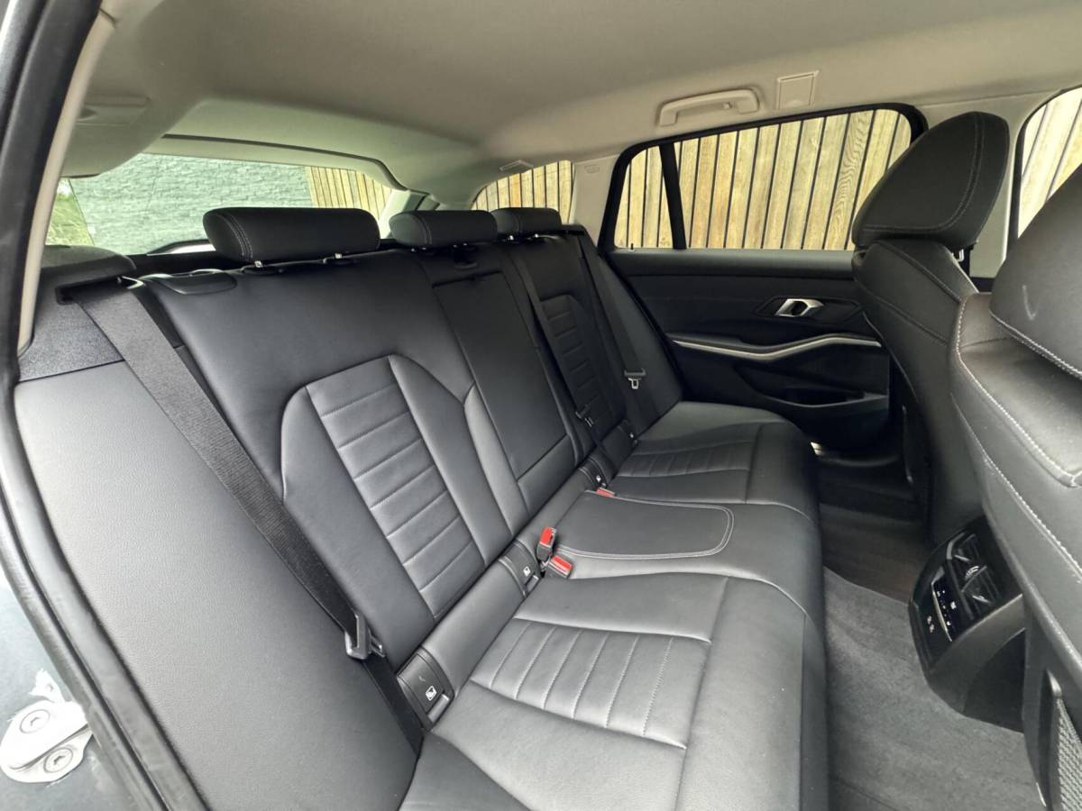 BMW 3 Serie BMW 3-serie Touring 320e High Executive Automaat | Trekhaak elektrisch | Navigatiesysteem | Laser LED | Draadloze telefoonlader | Apple CarPlay | Getint glas | Metallic lak | Sportleer | Parkeersensoren voor en achter