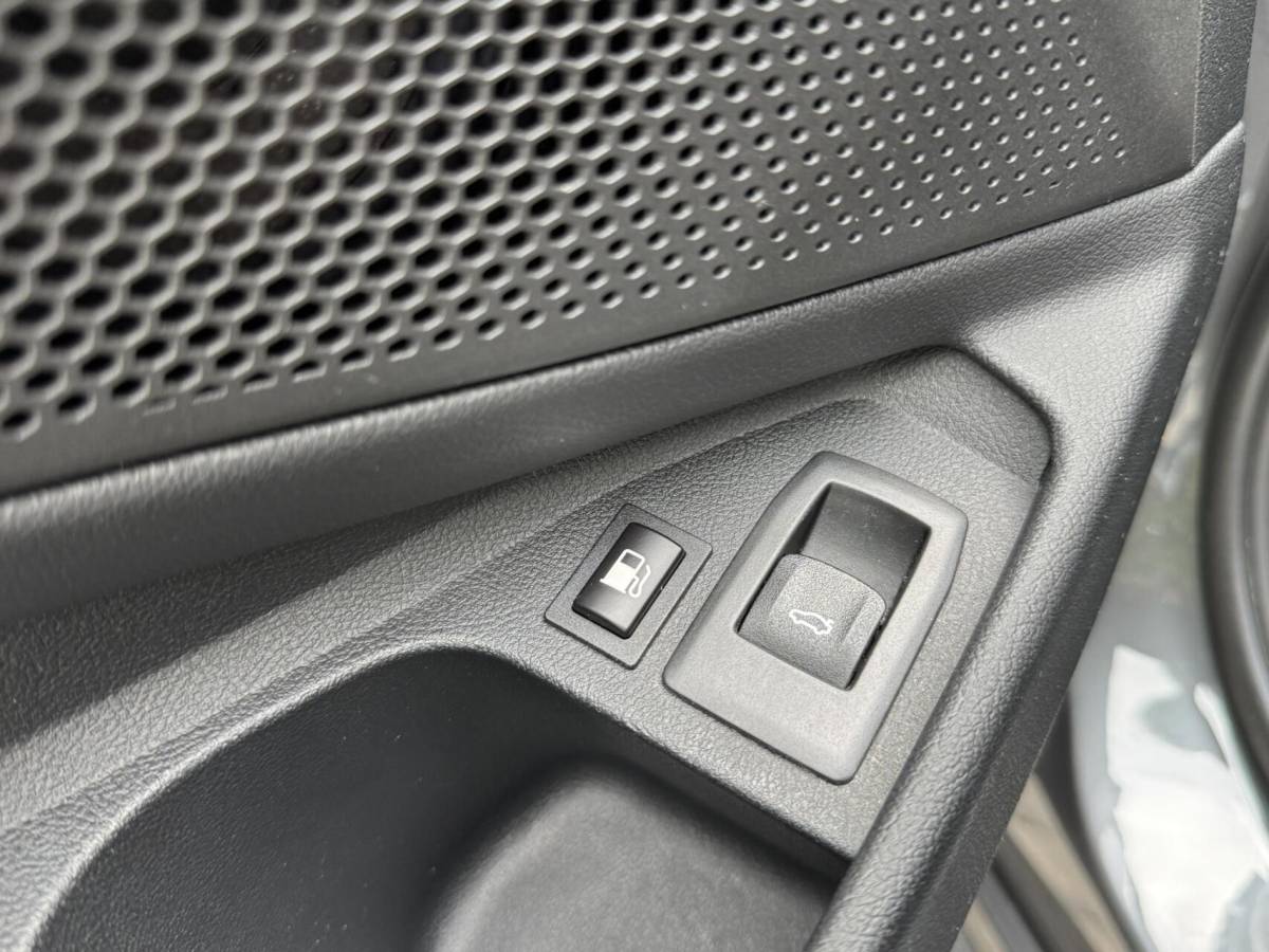 BMW 3 Serie BMW 3-serie Touring 320e High Executive Automaat | Trekhaak elektrisch | Navigatiesysteem | Laser LED | Draadloze telefoonlader | Apple CarPlay | Getint glas | Metallic lak | Sportleer | Parkeersensoren voor en achter