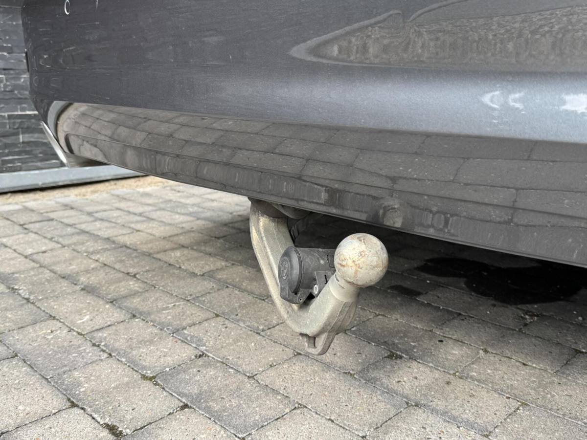 BMW 3 Serie BMW 3-serie Touring 320e High Executive Automaat | Trekhaak elektrisch | Navigatiesysteem | Laser LED | Draadloze telefoonlader | Apple CarPlay | Getint glas | Metallic lak | Sportleer | Parkeersensoren voor en achter