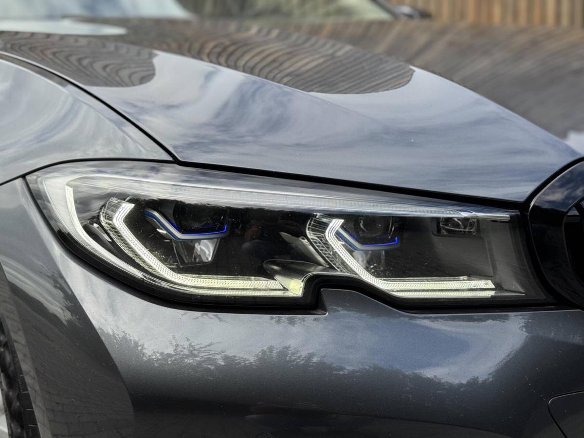 BMW 3 Serie BMW 3-serie Touring 320e High Executive Automaat | Trekhaak elektrisch | Navigatiesysteem | Laser LED | Draadloze telefoonlader | Apple CarPlay | Getint glas | Metallic lak | Sportleer | Parkeersensoren voor en achter