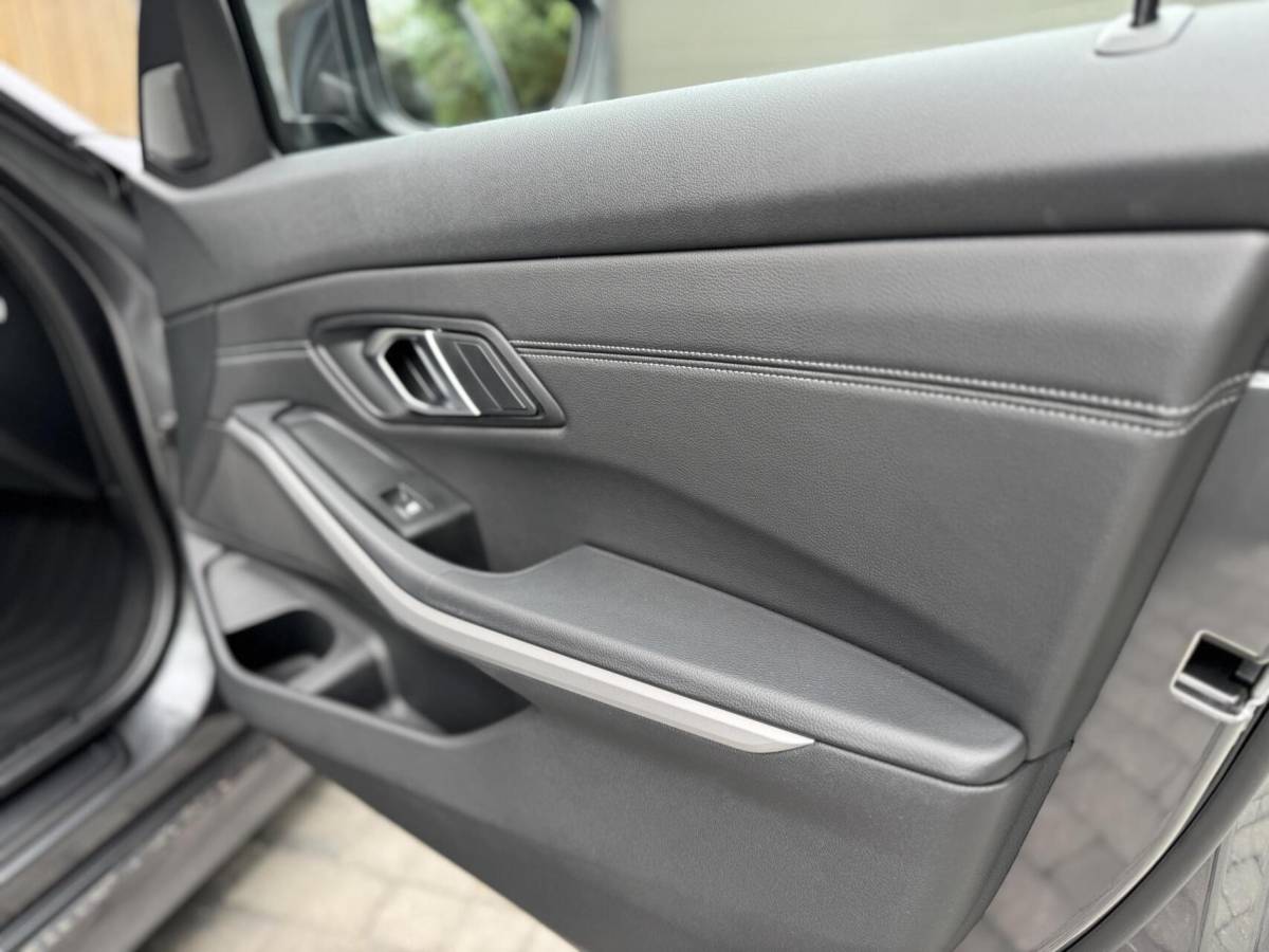 BMW 3 Serie BMW 3-serie Touring 320e High Executive Automaat | Trekhaak elektrisch | Navigatiesysteem | Laser LED | Draadloze telefoonlader | Apple CarPlay | Getint glas | Metallic lak | Sportleer | Parkeersensoren voor en achter