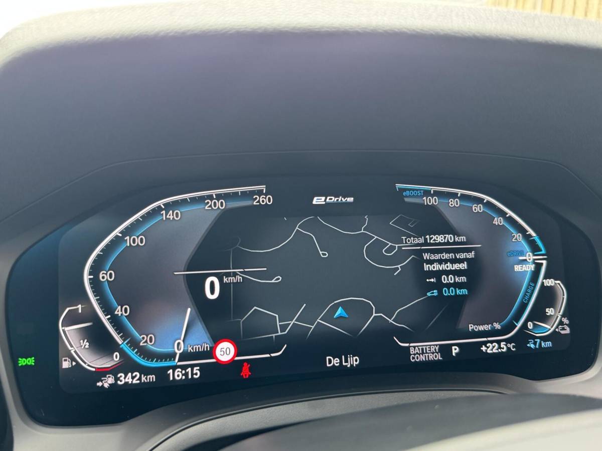 BMW 3 Serie BMW 3-serie Touring 320e High Executive Automaat | Trekhaak elektrisch | Navigatiesysteem | Laser LED | Draadloze telefoonlader | Apple CarPlay | Getint glas | Metallic lak | Sportleer | Parkeersensoren voor en achter