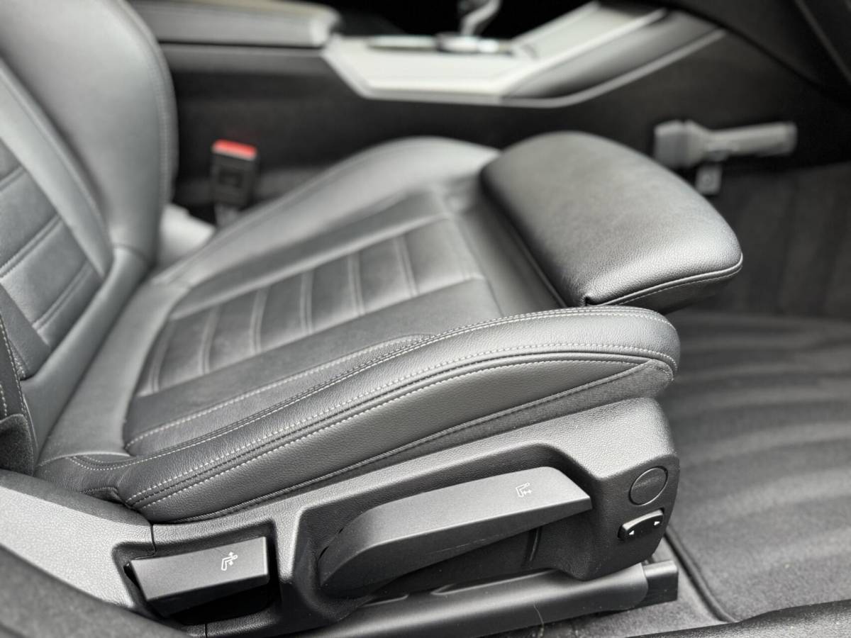 BMW 3 Serie BMW 3-serie Touring 320e High Executive Automaat | Trekhaak elektrisch | Navigatiesysteem | Laser LED | Draadloze telefoonlader | Apple CarPlay | Getint glas | Metallic lak | Sportleer | Parkeersensoren voor en achter