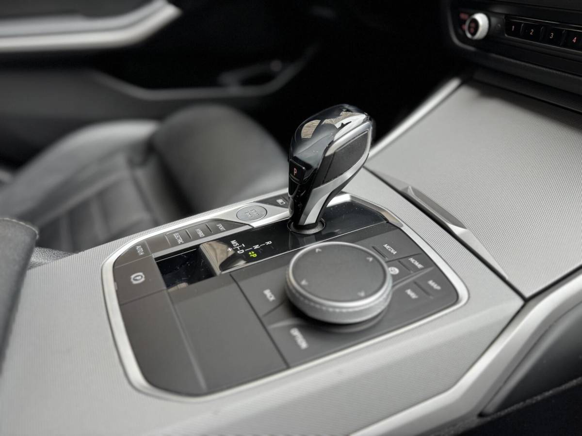 BMW 3 Serie BMW 3-serie Touring 320e High Executive Automaat | Trekhaak elektrisch | Navigatiesysteem | Laser LED | Draadloze telefoonlader | Apple CarPlay | Getint glas | Metallic lak | Sportleer | Parkeersensoren voor en achter