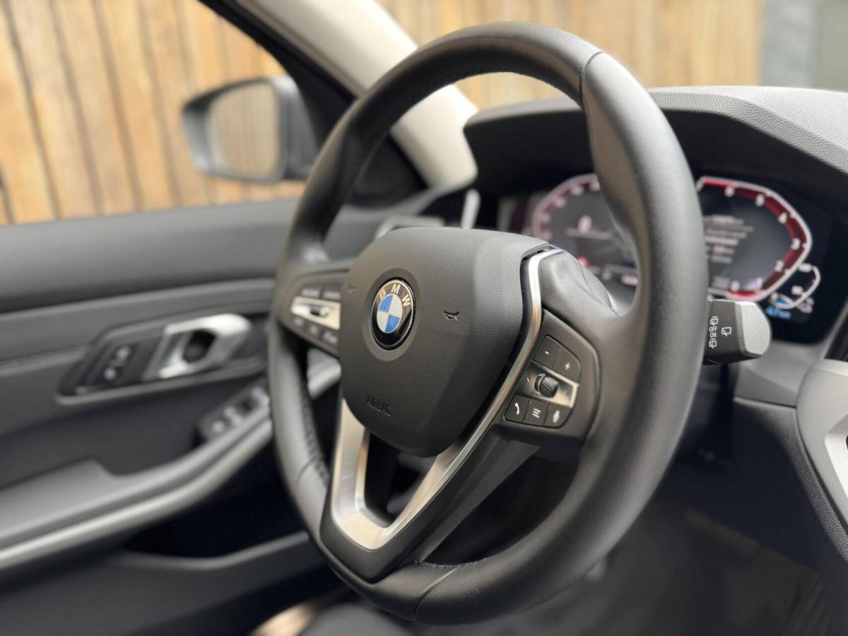BMW 3 Serie BMW 3-serie Touring 320e High Executive Automaat | Trekhaak elektrisch | Navigatiesysteem | Laser LED | Draadloze telefoonlader | Apple CarPlay | Getint glas | Metallic lak | Sportleer | Parkeersensoren voor en achter