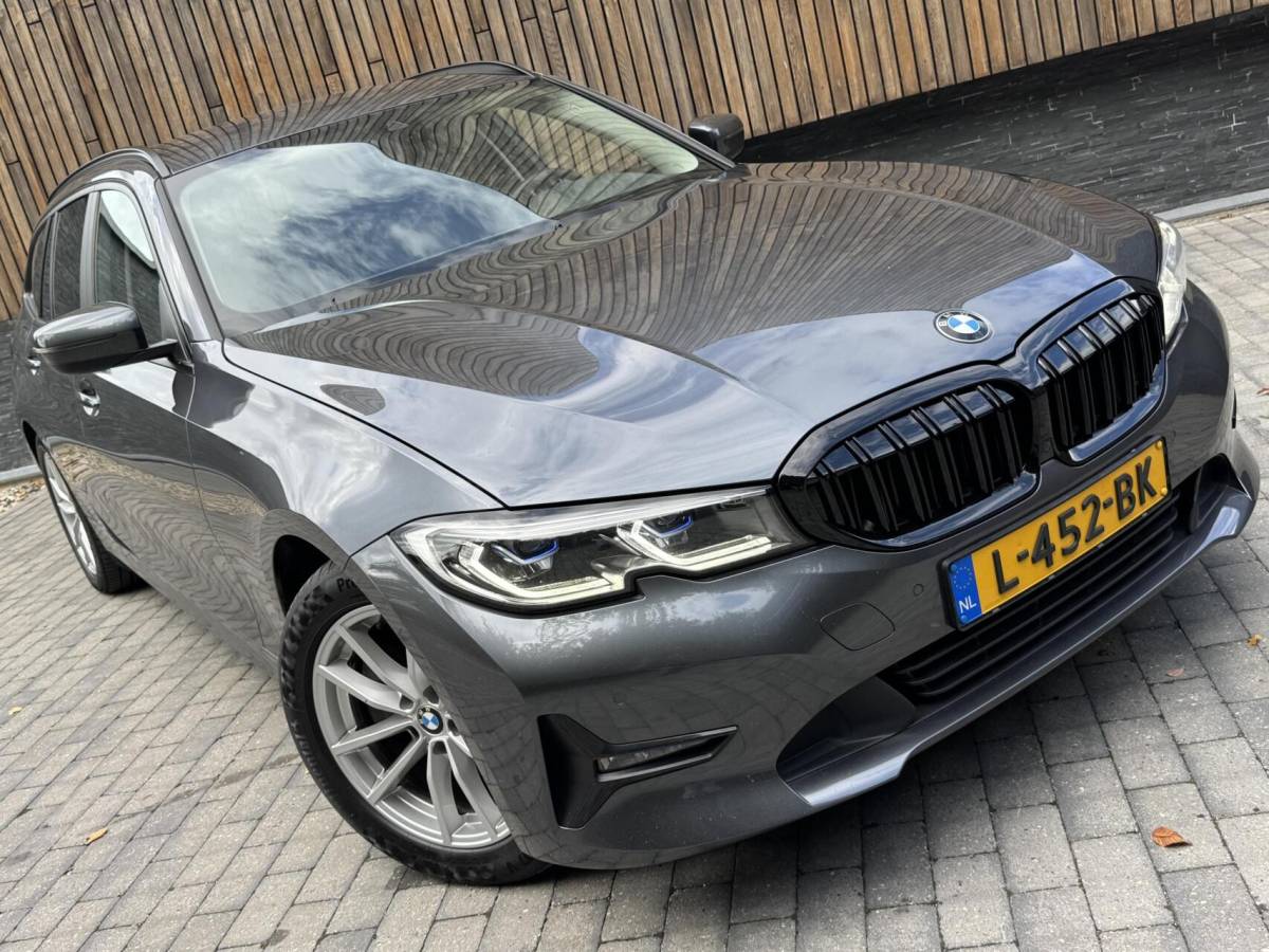 BMW 3 Serie BMW 3-serie Touring 320e High Executive Automaat | Trekhaak elektrisch | Navigatiesysteem | Laser LED | Draadloze telefoonlader | Apple CarPlay | Getint glas | Metallic lak | Sportleer | Parkeersensoren voor en achter