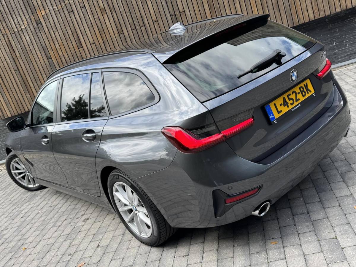 BMW 3 Serie BMW 3-serie Touring 320e High Executive Automaat | Trekhaak elektrisch | Navigatiesysteem | Laser LED | Draadloze telefoonlader | Apple CarPlay | Getint glas | Metallic lak | Sportleer | Parkeersensoren voor en achter