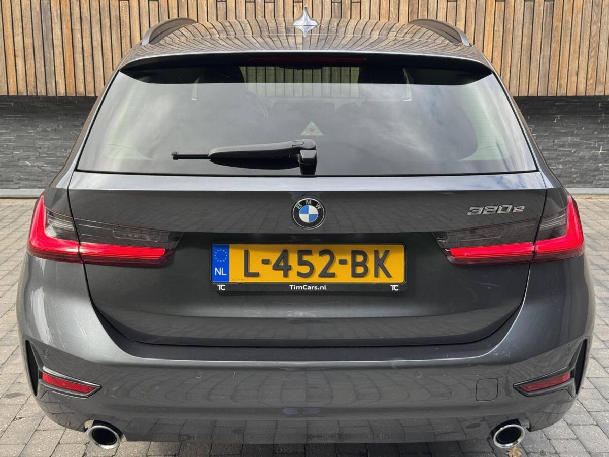 BMW 3 Serie BMW 3-serie Touring 320e High Executive Automaat | Trekhaak elektrisch | Navigatiesysteem | Laser LED | Draadloze telefoonlader | Apple CarPlay | Getint glas | Metallic lak | Sportleer | Parkeersensoren voor en achter