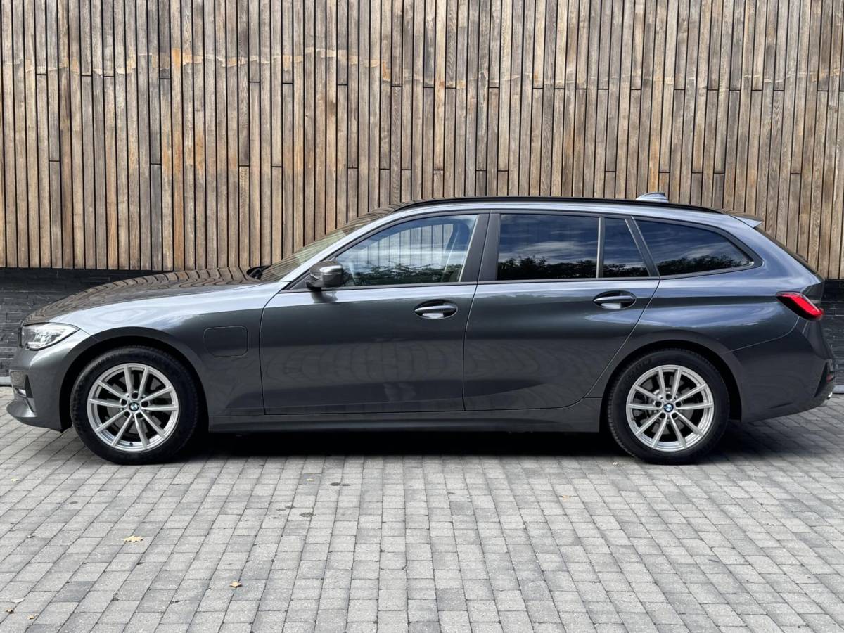 BMW 3 Serie BMW 3-serie Touring 320e High Executive Automaat | Trekhaak elektrisch | Navigatiesysteem | Laser LED | Draadloze telefoonlader | Apple CarPlay | Getint glas | Metallic lak | Sportleer | Parkeersensoren voor en achter