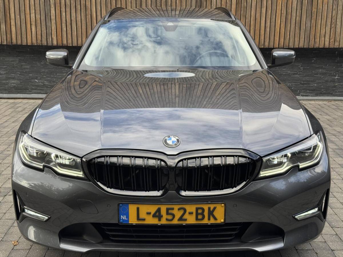 BMW 3 Serie BMW 3-serie Touring 320e High Executive Automaat | Trekhaak elektrisch | Navigatiesysteem | Laser LED | Draadloze telefoonlader | Apple CarPlay | Getint glas | Metallic lak | Sportleer | Parkeersensoren voor en achter