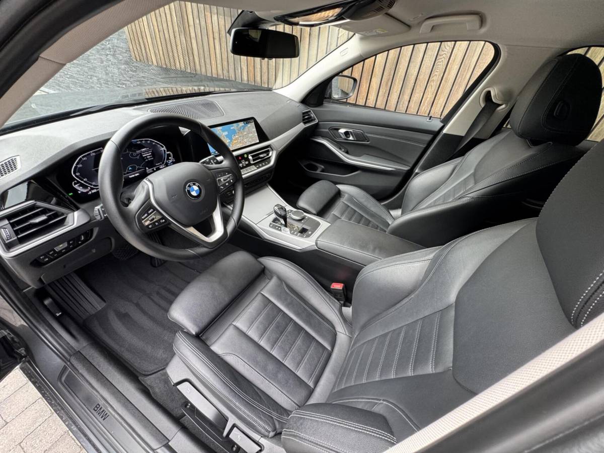BMW 3 Serie BMW 3-serie Touring 320e High Executive Automaat | Trekhaak elektrisch | Navigatiesysteem | Laser LED | Draadloze telefoonlader | Apple CarPlay | Getint glas | Metallic lak | Sportleer | Parkeersensoren voor en achter