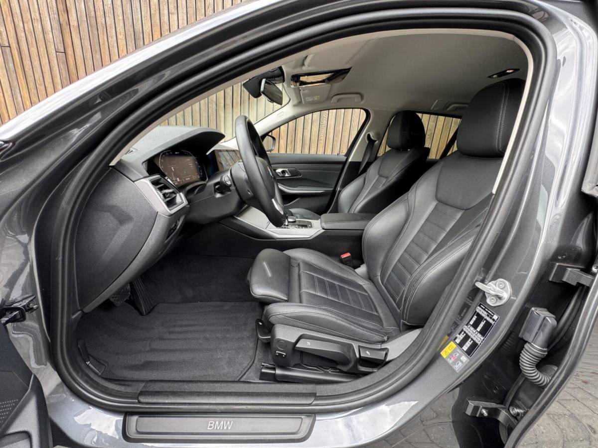 BMW 3 Serie BMW 3-serie Touring 320e High Executive Automaat | Trekhaak elektrisch | Navigatiesysteem | Laser LED | Draadloze telefoonlader | Apple CarPlay | Getint glas | Metallic lak | Sportleer | Parkeersensoren voor en achter