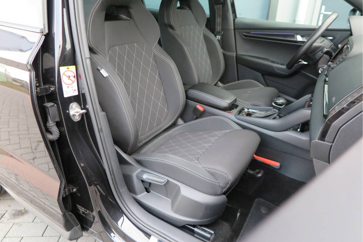 Škoda Karoq ŠKODA Karoq 1.5 TSI ACT 150pk Sportline Business Stoelverwarming , Led verlichting , DAB+ radio , Carplay ,Canton sound systeem, Achteruitrijcamera , Parkeersensoren ,Electr. achterklep ,etc.